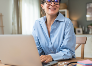 A travel therapist searches for assignments on the FlexCare website