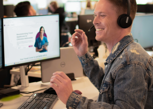 A FlexCare recruiter discusses an exciting new opportunity with a clinician